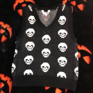 NWOT, No Boundaries Women’s V-Neck Sweater Vest, Size XS, Black and White